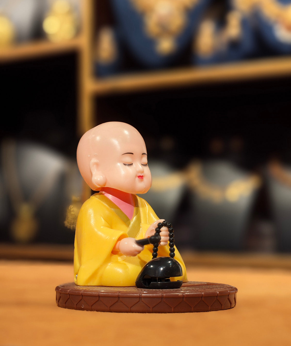 Solar-Powered Nodding Little Monk with Wooden Fish – Cute Buddha Bobblehead Car Dashboard Toy