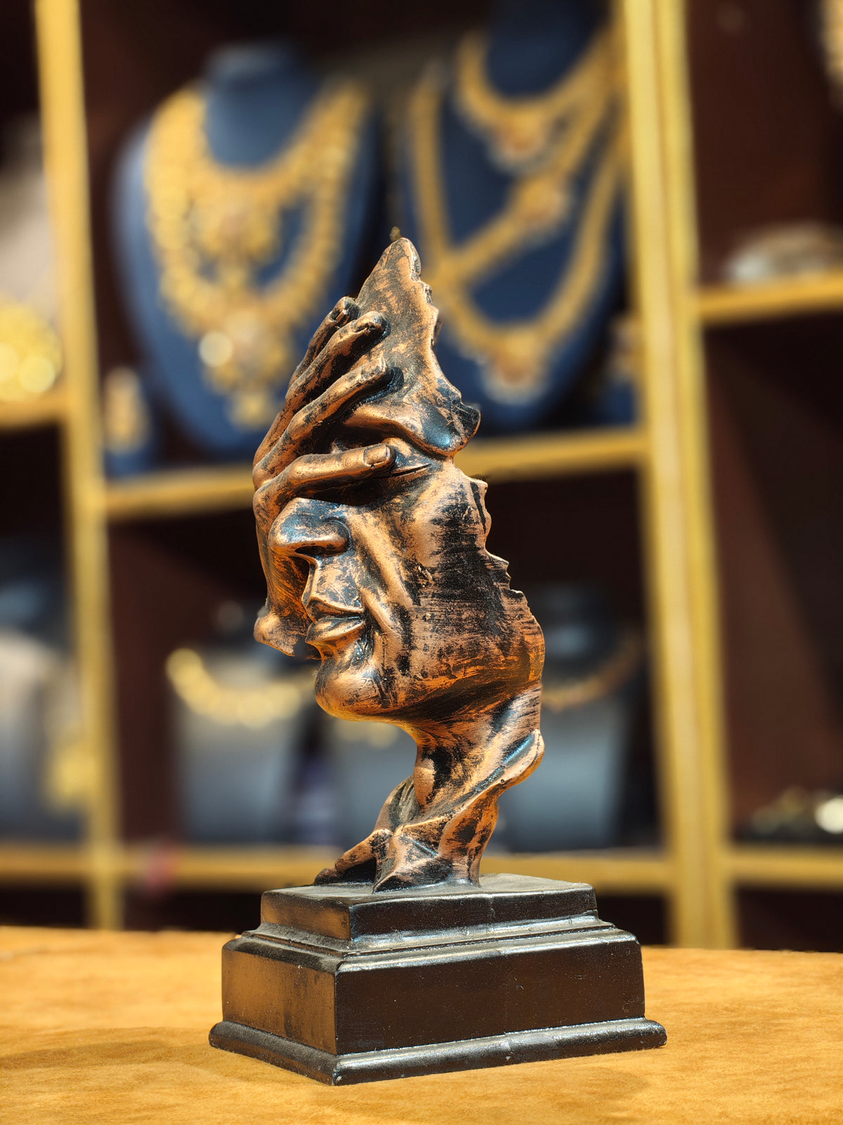 Nordic Abstract Face & Hand Sculpture – Antique Bronze Thinker Statue for Tabletop Decor