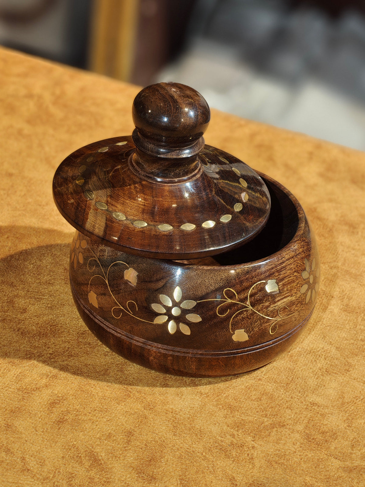Handcrafted Sheesham Wood Brass Inlay Trinket Pot – Traditional Tarkashi Floral Keepsake Box with Domed Finial Lid