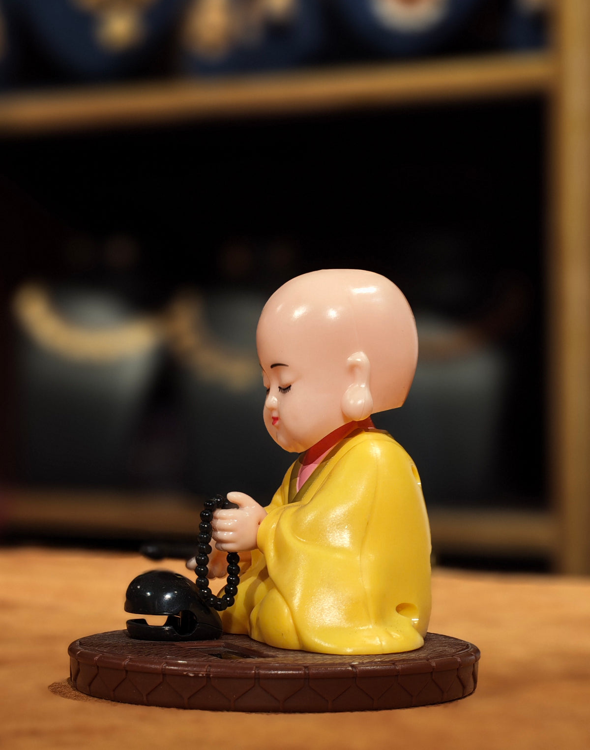 Solar-Powered Nodding Little Monk with Wooden Fish – Cute Buddha Bobblehead Car Dashboard Toy