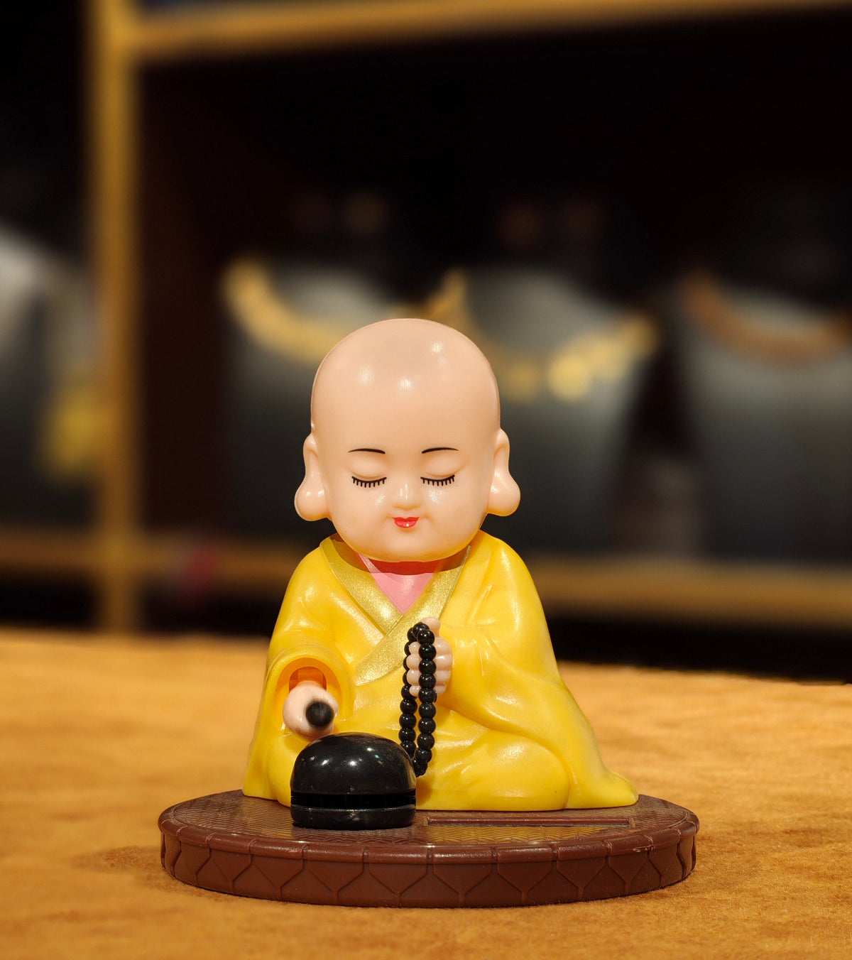 Solar-Powered Nodding Little Monk with Wooden Fish – Cute Buddha Bobblehead Car Dashboard Toy