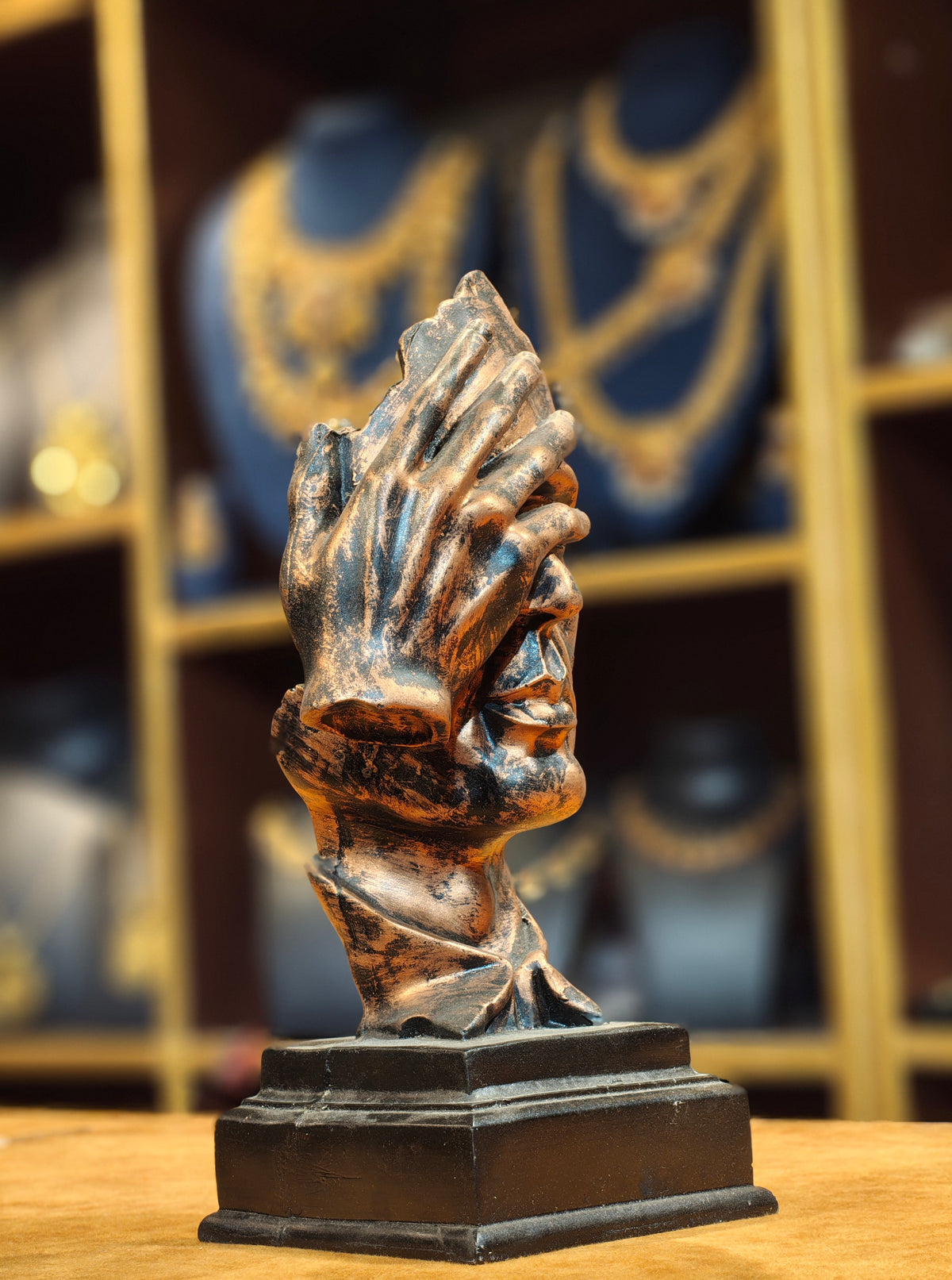 Nordic Abstract Face & Hand Sculpture – Antique Bronze Thinker Statue for Tabletop Decor