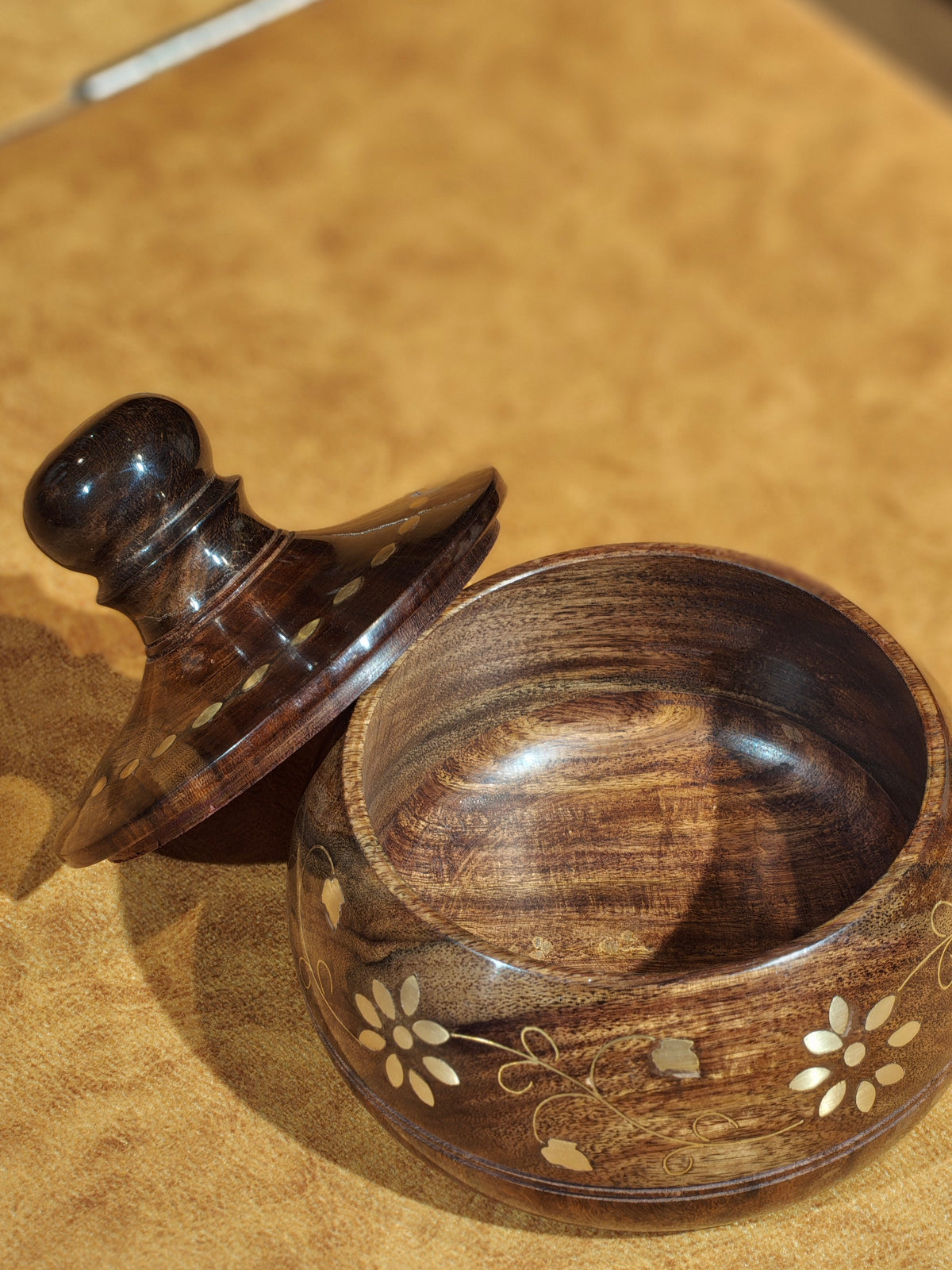 Handcrafted Sheesham Wood Brass Inlay Trinket Pot – Traditional Tarkashi Floral Keepsake Box with Domed Finial Lid