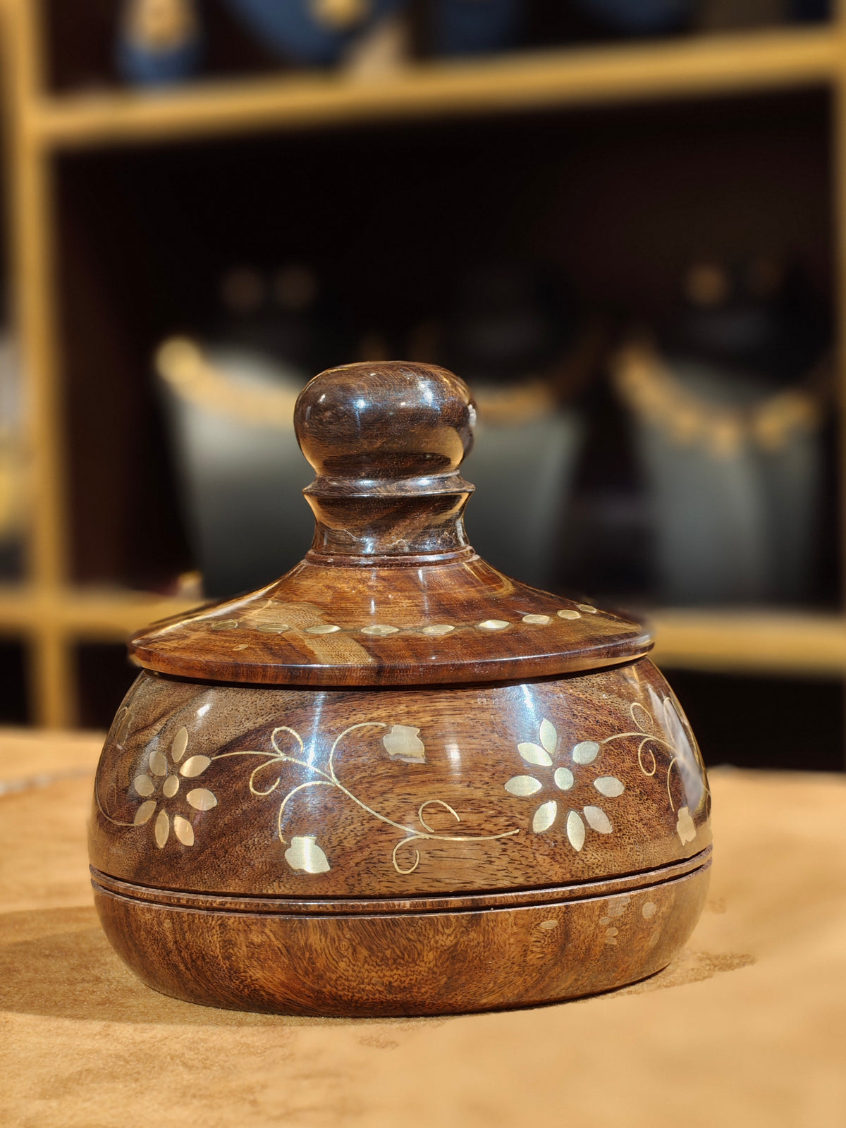 Handcrafted Sheesham Wood Brass Inlay Trinket Pot – Traditional Tarkashi Floral Keepsake Box with Domed Finial Lid